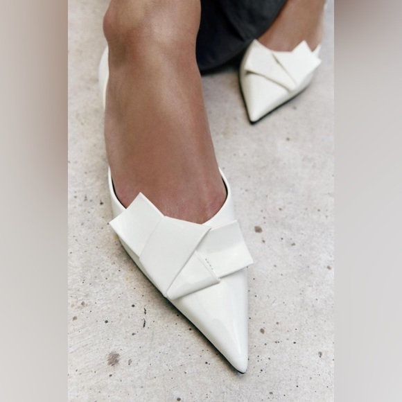 Zara Shoes - Zara HEELED PUMP WITH BOW DETAIL. White. Size 6. New with Tags.